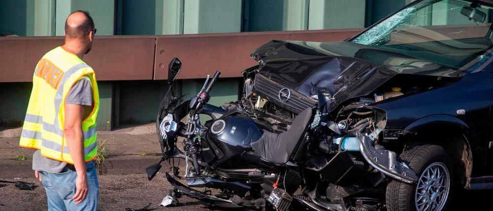 Durchgedreht. Ein Mann hatte am Dienstagabend auf der Berliner Stadtautobahn sechs Menschen verletzt. Er soll psychisch labil gewesen sein. 