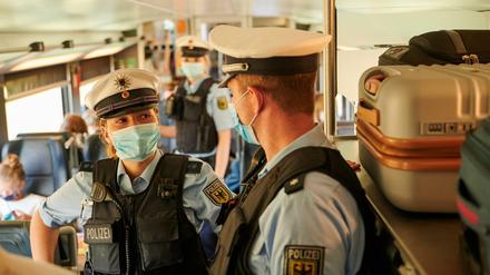 Maske auf – sonst droht eine Anzeige und ein Bußgeld.
