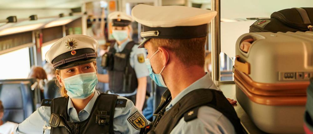Maske auf – sonst droht eine Anzeige und ein Bußgeld.