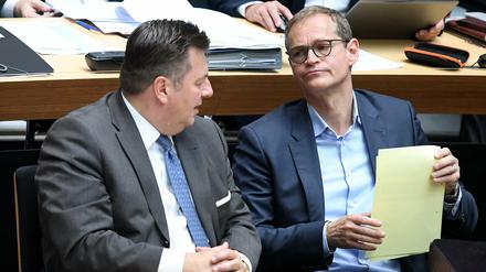 Andreas Geisel, Innensenator von Berlin, und Michael Müller (beide SPD), Berlins Regierender Bürgermeister, unterhalten sich bei einer Plenarsitzung des Berliner Abgeordnetenhauses.
