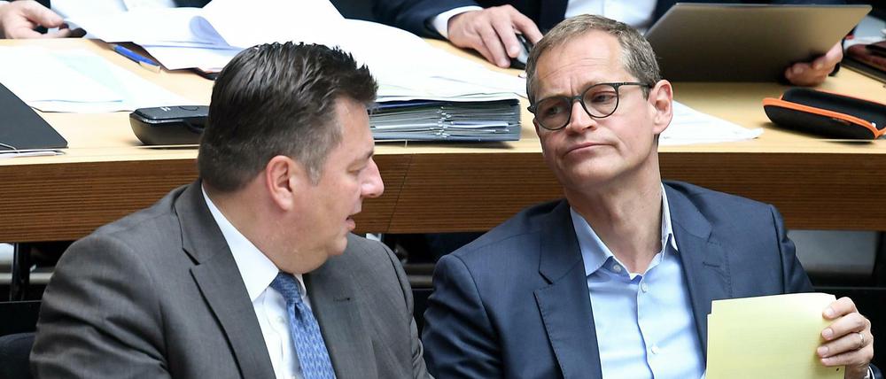 Andreas Geisel, Innensenator von Berlin, und Michael Müller (beide SPD), Berlins Regierender Bürgermeister, unterhalten sich bei einer Plenarsitzung des Berliner Abgeordnetenhauses.