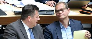 Andreas Geisel, Innensenator von Berlin, und Michael Müller (beide SPD), Berlins Regierender Bürgermeister, unterhalten sich bei einer Plenarsitzung des Berliner Abgeordnetenhauses.
