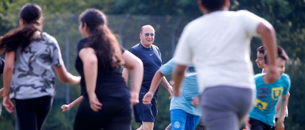 Ein Oldie hat alles im Griff: Frank Bär fordert seine Schüler.