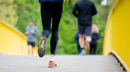 Fit und gesund bleiben. Man soll in der Woche 150 Minuten Sport treiben.