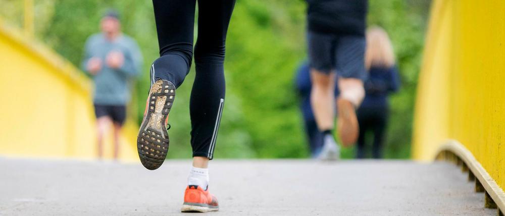 Fit und gesund bleiben. Man soll in der Woche 150 Minuten Sport treiben.