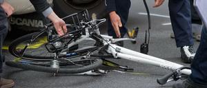 Symbolbild: Polizisten und Gutachter bergen in Berlin ein zertrümmertes Fahrrad unter einem Lkw nach einem Unfall. 