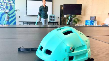 Im Leih-Scooter bald inklusive: Der Verleiher Tier präsentierte am Montag in Berlin einen Roller mit einer elektronisch gesicherten Box, die so einen faltbaren Helm enthält.