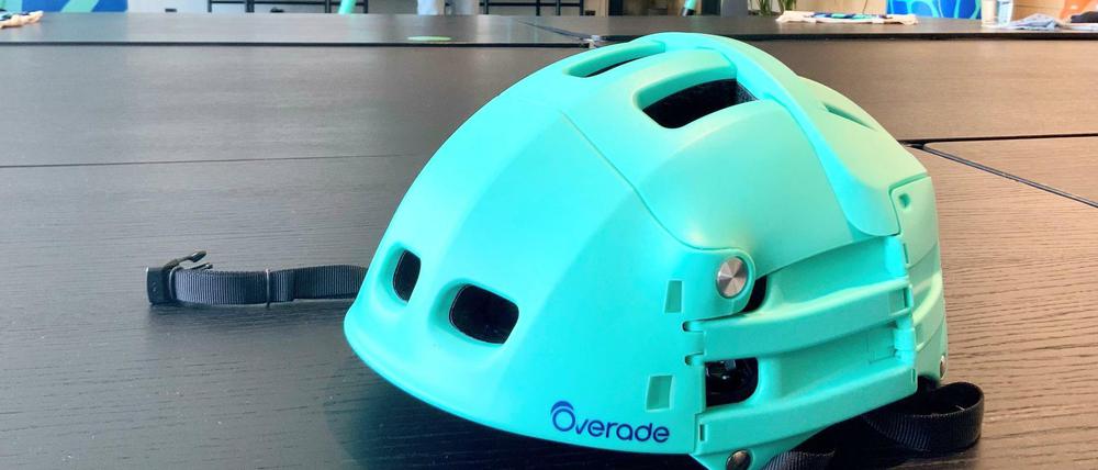 Im Leih-Scooter bald inklusive: Der Verleiher Tier präsentierte am Montag in Berlin einen Roller mit einer elektronisch gesicherten Box, die so einen faltbaren Helm enthält.