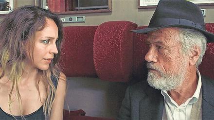 Während ihrer Reise in die Ukraine beginnt Adele (Petra Schmidt-Schaller) zu verstehen, warum ihr Großvater Eduard (Jürgen Prochnow) ein so mürrischer Mensch war. 