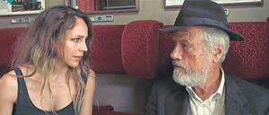 Während ihrer Reise in die Ukraine beginnt Adele (Petra Schmidt-Schaller) zu verstehen, warum ihr Großvater Eduard (Jürgen Prochnow) ein so mürrischer Mensch war. 
