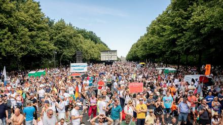 Dicht gedrängt und ohne Masken standen die Menschen am 1. August bei der Demo in Berlin.