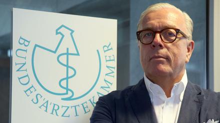 Klaus Reinhardt, Präsident der Bundesärztekammer, warnt vor Versorgungsengpässen bei bestimmten Arzneimitteln. 