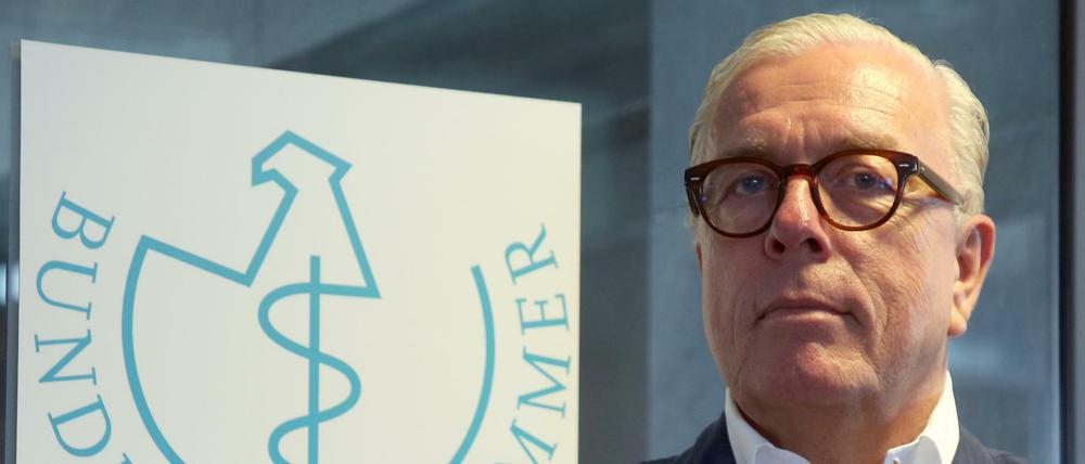 Klaus Reinhardt, Präsident der Bundesärztekammer, warnt vor Versorgungsengpässen bei bestimmten Arzneimitteln.