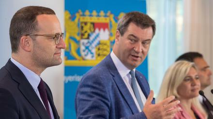Sind sich bei der Corona-Regelung für Reiserückkehrer uneins: Jens Spahn (l) und Markus Söder (Archivbild).