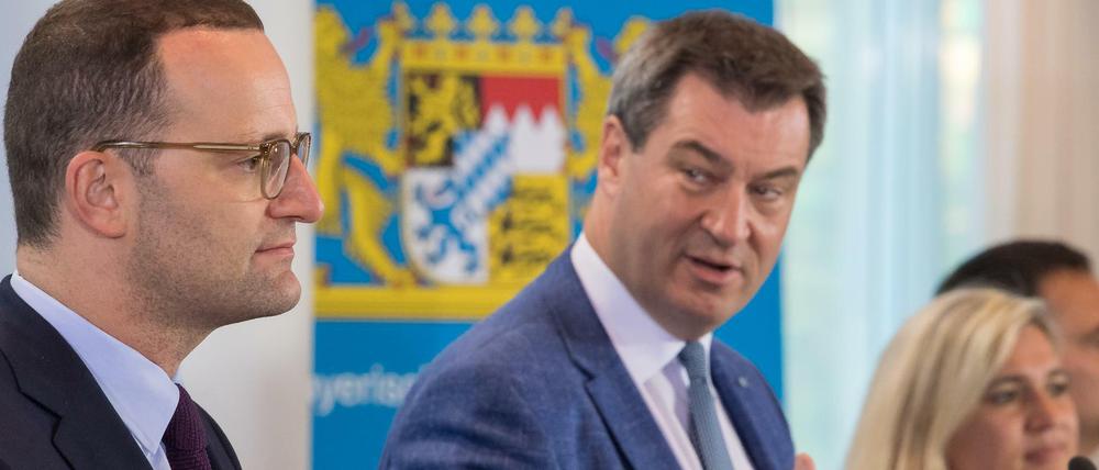 Sind sich bei der Corona-Regelung für Reiserückkehrer uneins: Jens Spahn (l) und Markus Söder (Archivbild).