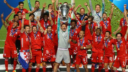 Bayerns Torhüter Manuel Neuer mit der Trophäe nach dem Champions-League-Finalspiel. 