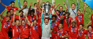 Bayerns Torhüter Manuel Neuer mit der Trophäe nach dem Champions-League-Finalspiel. 