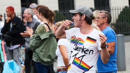 Ein Demonstrant während der Demonstration gegen die Coronamaßnahmen der Bundesregierung am 1. August in Berlin. Zu dem Protest aufgerufen hatte die Stuttgarter Gruppierung "Querdenken 711".