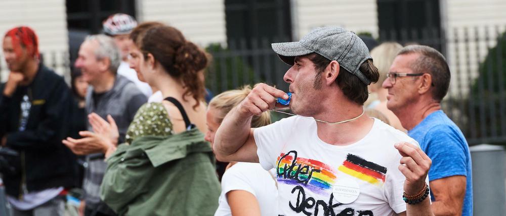 Ein Demonstrant während der Demonstration gegen die Coronamaßnahmen der Bundesregierung am 1. August in Berlin. Zu dem Protest aufgerufen hatte die Stuttgarter Gruppierung "Querdenken 711".