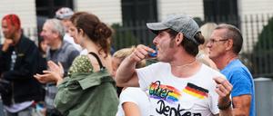 Ein Demonstrant während der Demonstration gegen die Coronamaßnahmen der Bundesregierung am 1. August in Berlin. Zu dem Protest aufgerufen hatte die Stuttgarter Gruppierung "Querdenken 711".