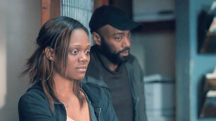 Michael Watson (Maurice McRae) und seine Frau Tiffany (Afton Williamson) haben die Hoffnung auf Hilfe aufgegeben.