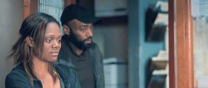 Michael Watson (Maurice McRae) und seine Frau Tiffany (Afton Williamson) haben die Hoffnung auf Hilfe aufgegeben.