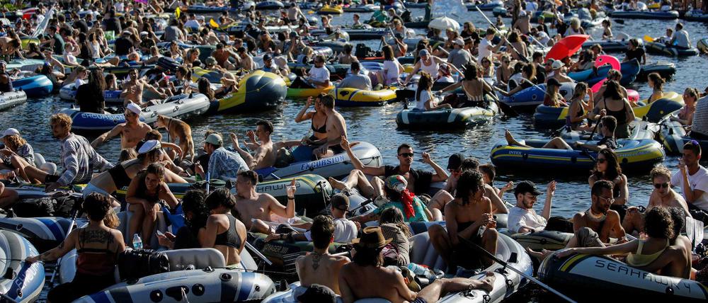 Solche Bilder wie vor einigen Wochen auf dem Berliner Landwehrkanal sorgen die Politik besonders.