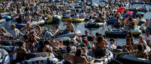 Solche Bilder wie vor einigen Wochen auf dem Berliner Landwehrkanal sorgen die Politik besonders. 