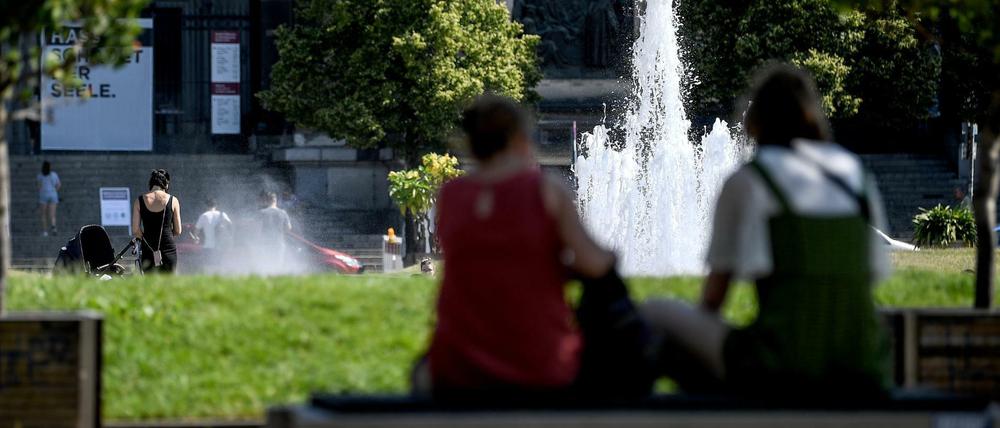 Spaziergänger sitzen auf einer Bank im Schatten im Lustgarten. (Symbolbild)