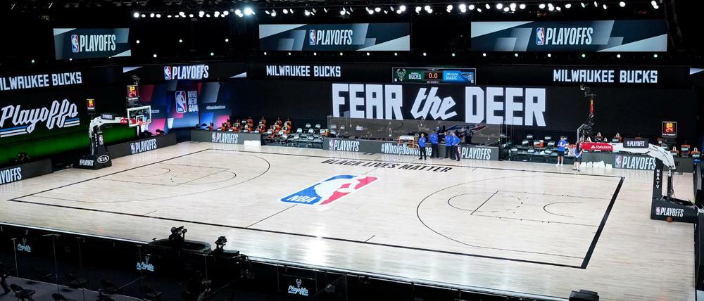 Ein leeres Spielfeld, nachdem die Milwaukee Bucks aus Protest gegen die jüngste Gewalttat von Polizisten gegen einen Afroamerikaner auf ihr Duell mit den Orlando Magic verzichteten.