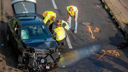 Bei einem islamistisch motivierten Attentat auf der A 100 wurden mehrere Menschen verletzt – auch ein Feuerwehrmann.