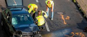 Bei einem islamistisch motivierten Attentat auf der A 100 wurden mehrere Menschen verletzt – auch ein Feuerwehrmann.