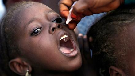 Konsequente, jahrzehntelange Impfkampagnen wie hier in Maiduguri in Nigeria, haben jetzt endlich dazu geführt, dass die Wildtyp-Form des Polio-Erregers in Afrika offiziell als ausgerottet gelten kann.