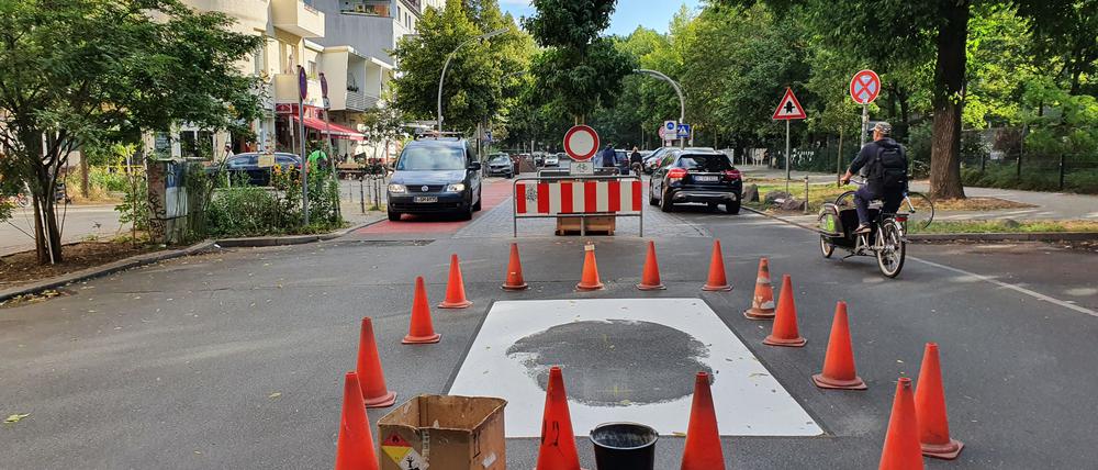 Reger Autoverkehr auf den Radstreifen der Körtestraße. Die Verbotsschilder werden von den meisten ignoriert. 