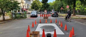 Reger Autoverkehr auf den Radstreifen der Körtestraße. Die Verbotsschilder werden von den meisten ignoriert.