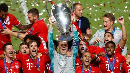 Hoch die Tassen: Die Bayern feiern das Triple.