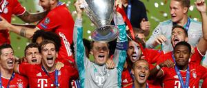 Hoch die Tassen: Die Bayern feiern das Triple.
