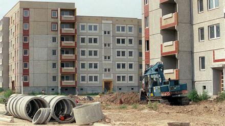 Ein DDR-Plattenbau vom Typ WBS 70 kurz vor der Fertigstellung.