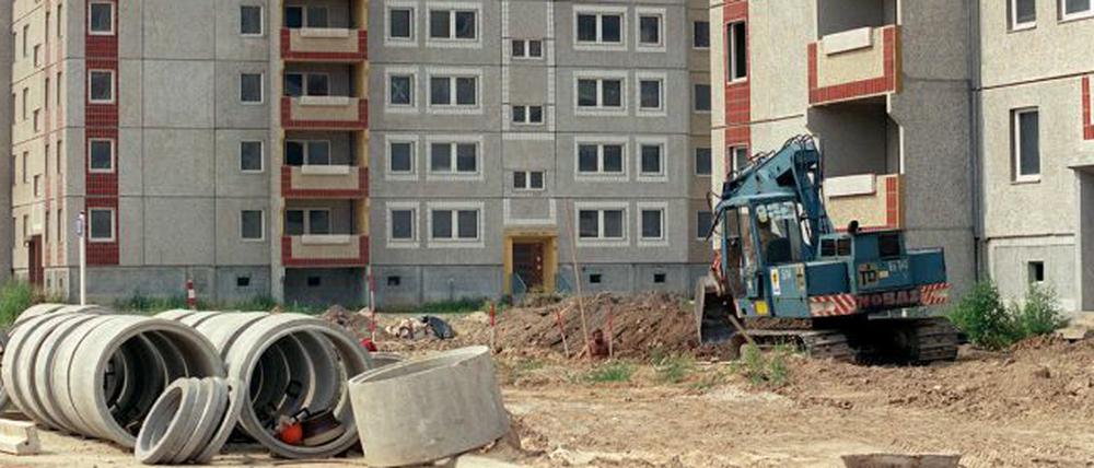 Ein DDR-Plattenbau vom Typ WBS 70 kurz vor der Fertigstellung.