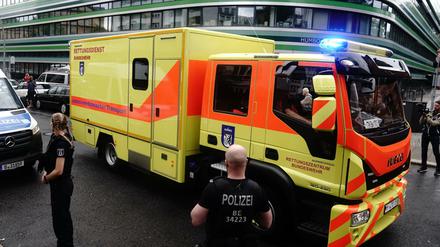 Ein Intensivtransporter der Bundeswehr fährt mit dem russischen Oppositionellen Nawalny zur Charite. 