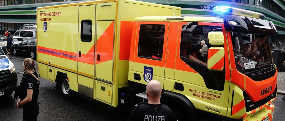 Ein Intensivtransporter der Bundeswehr fährt mit dem russischen Oppositionellen Nawalny zur Charite.