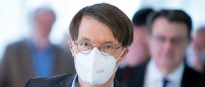 Wer gegen die Maskenpflicht verstößt, soll 150 Euro bezahlen, fordert der SPD-Politiker Karl Lauterbach.