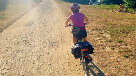 Im Park Babelsberg kann man auch mit Kindern wunderbar radeln - mit Wasserblick und Schloß.