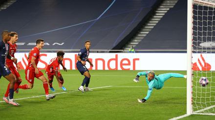 Kingsley Coman (4. vl) erzielt im UEFA Champions League-Finale gegen Paris Saint-Germain den Treffer für Bayern München. 