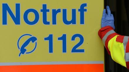 Symbolbild: Ein Rettungsassistent vom Rettungsdienst des Arbeiter-Samariter-Bundes (ASB) steigt am 24.01.2013 in Berlin am Rande einer Pressekonferenz in einen Rettungswagen.