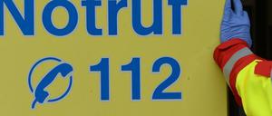 Symbolbild: Ein Rettungsassistent vom Rettungsdienst des Arbeiter-Samariter-Bundes (ASB) steigt am 24.01.2013 in Berlin am Rande einer Pressekonferenz in einen Rettungswagen.