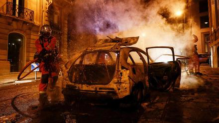 Randale in Paris: Ein brennendes Auto in der Nähe der Champs-Elysées