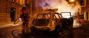 Randale in Paris: Ein brennendes Auto in der Nähe der Champs-Elysées