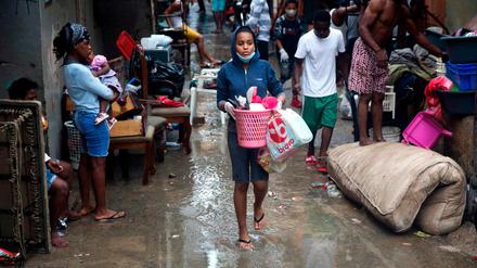 Menschen in Santa Domingo sichern nach Tropensturm „Laura“ ihre Habseligkeiten
