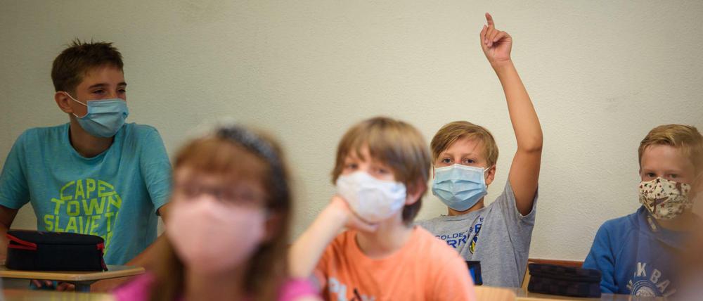 Schüler sitzen mit Masken in Kiel im Unterricht.